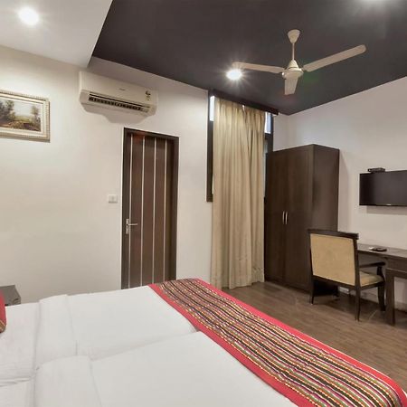 Oyo 9841 The Vivir 1 Hotel Noida Exterior foto